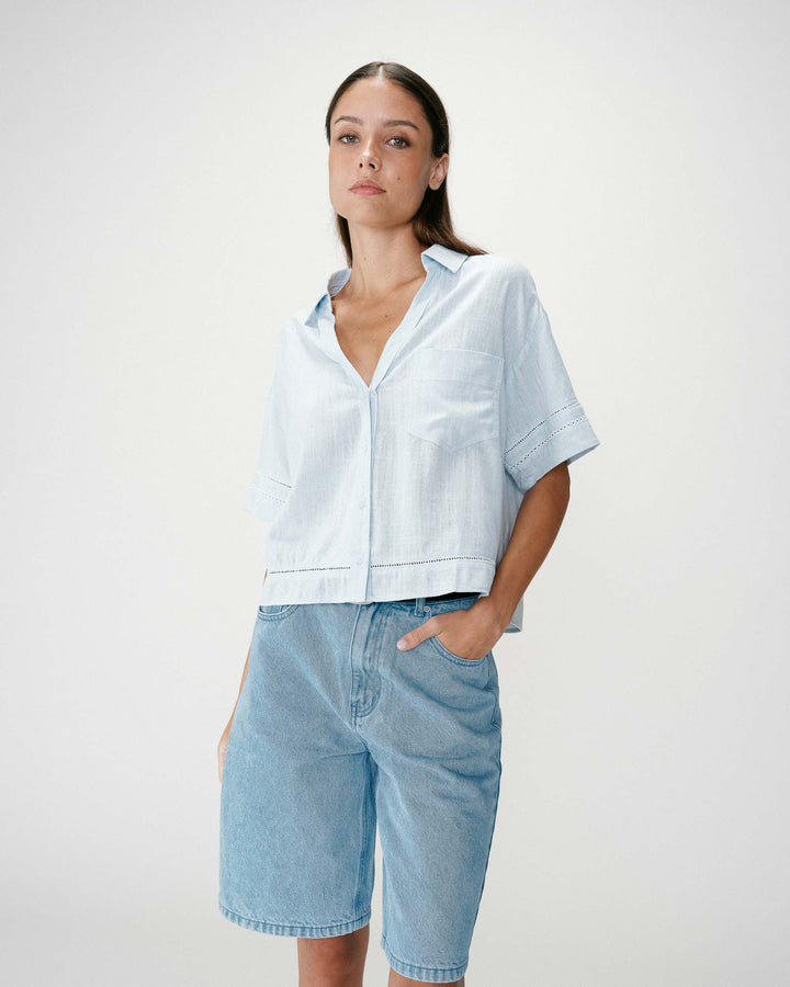 Chemise large manches courtes détails dentelle ciel Winka
