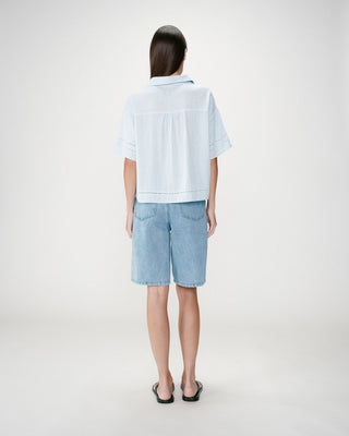 Chemise large manches courtes détails dentelle ciel Winka