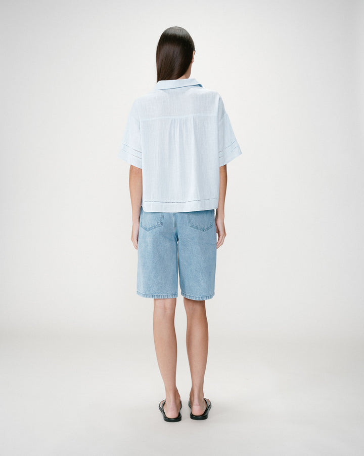 Chemise large manches courtes détails dentelle ciel Winka