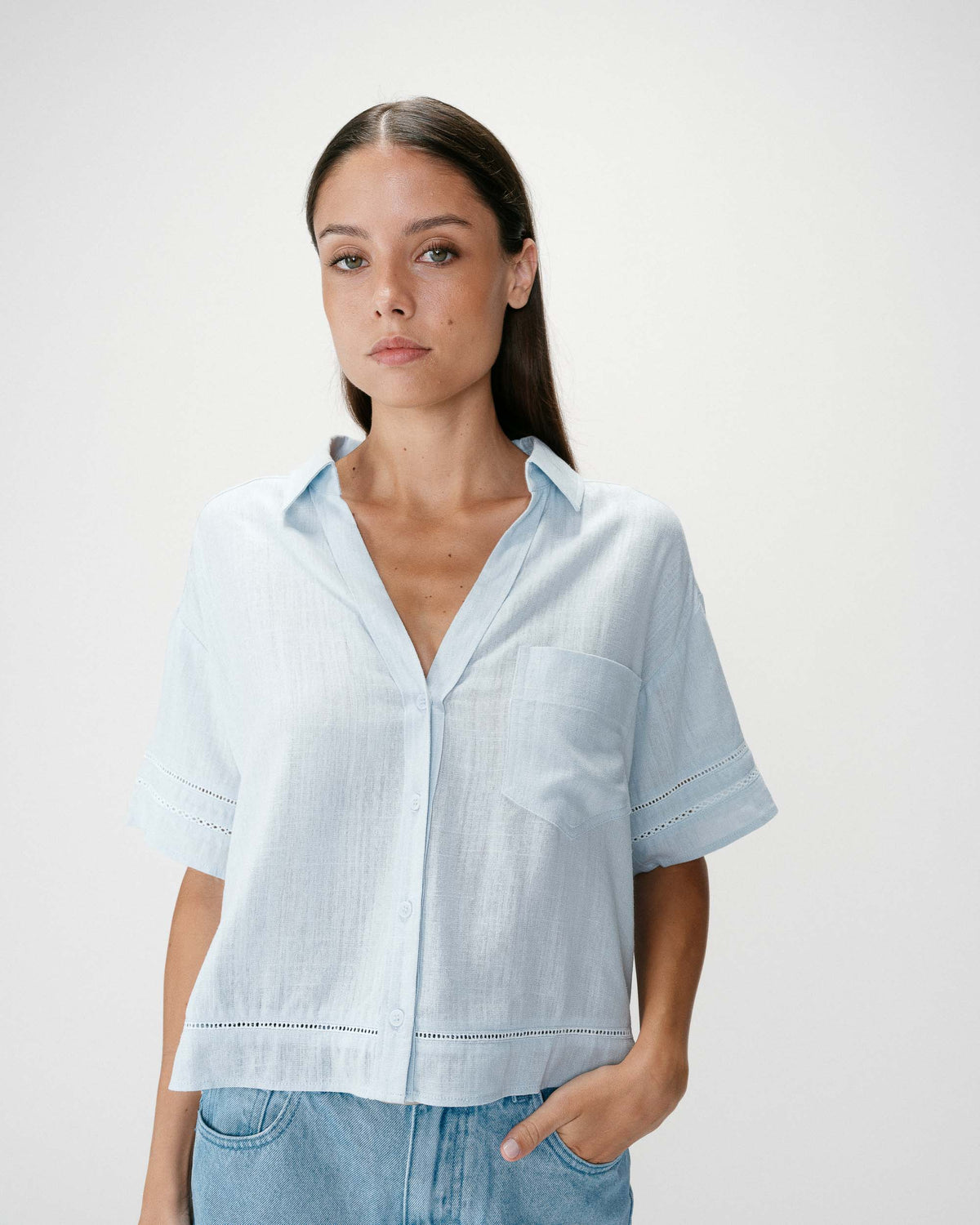 Chemise large manches courtes détails dentelle ciel Winka