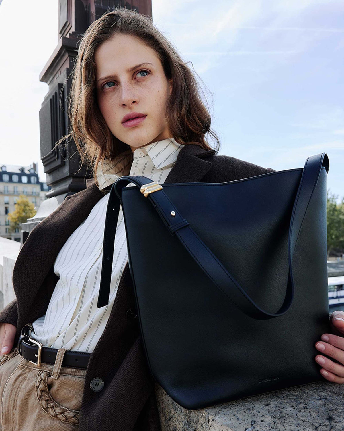 Sac seau en cuir de vachette noir Le come