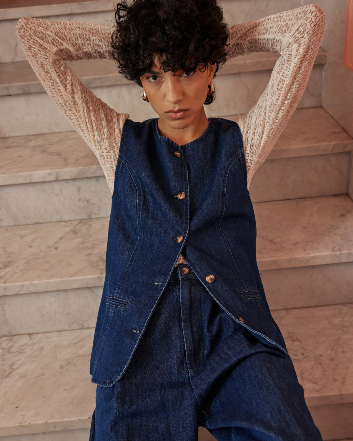 Fitted sleeveless denim jacket with buttons mediumblue Vallon